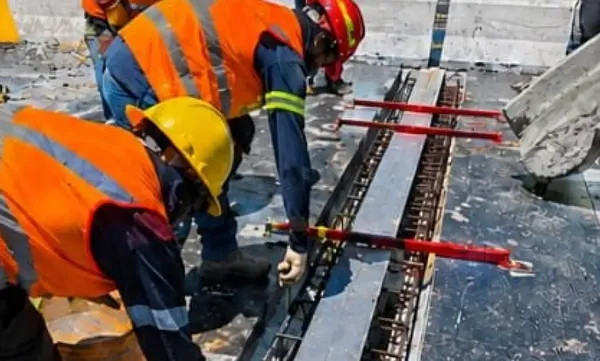 Cuadrillas de mantenimiento laboran en la sustitución de juntas en puentes del Arco Norte; el carril de baja permanece cerrado con dirección a Atlacomulco.