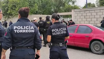 Elementos de seguridad y peritos resguardan las instalaciones de la Escuela Secundaria 13 en Torreón, Coahuila, tras el ataque registrado este jueves 1 de octubre.