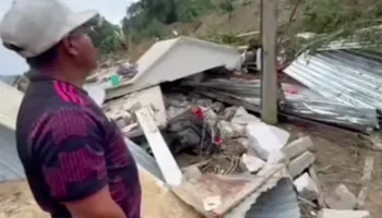 Don Javier Cruz Tomás perdió a tres nietas, a su hijo y su nuera en el derrumbe de un cerro en Joquela, municipio de Tianguistengo, Hidalgo.