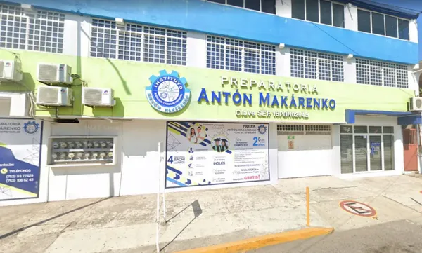 Elementos de la Guardia Civil y la Policía Municipal arribaron a la preparatoria Anton Makarenko, en Lázaro Cárdenas, Michoacán, tras un presunto ataque armado de un alumno contra dos maestras. Foto: Google Maps