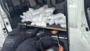 Elementos de la PFM y la FGR aseguraron 50 kilos con características de la metanfetamina en un compartimento oculto sobre la autopista Arco Norte. Foto: FGR