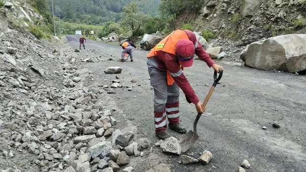 Maquinaria retira escombros tras derrumbe en carretera estatal de Hidalgo