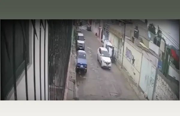 Dos sujetos roban en un minuto la computadora de un vehículo en la colonia San Cayetano, en Pachuca.
