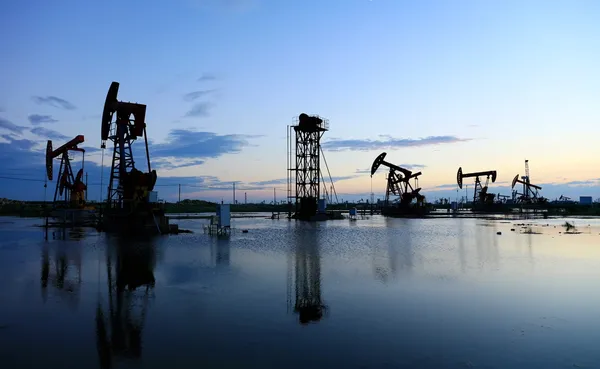 Los precios del petróleo bajan por datos económicos débiles en EE.UU. y China, y señales de mayor oferta mundial.