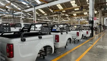 Planta manufacturera en Hidalgo con trabajadores en línea de producción