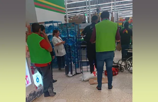 Personal de Aurrerá y clientes brindaron primeros auxilios a un hombre que se desvaneció mientras estaba en las cajas, sin embargo, ya no contaba con signos vitales.