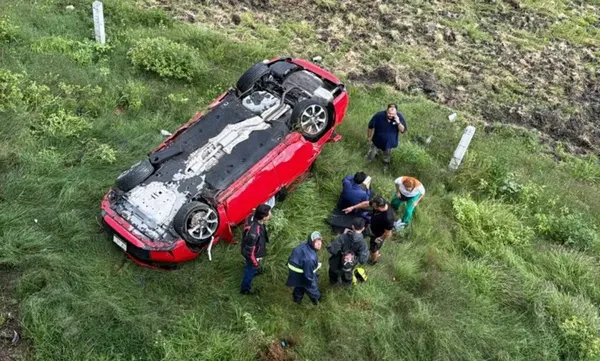 Elementos de Protección Civil de Tecámac y la Guardia Nacional resguardan la zona del accidente en el kilómetro 38 de la autopista México-Pachuca. Foto: RRSS