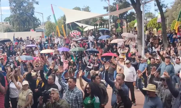 Miembros del SUTSMP durante la asamblea general extraordinaria en Pachuca, donde se eligió al nuevo comité electoral presidido por Eusebio Díaz Herrera para destrabar las negociaciones salariales congeladas desde 2023. Foto: SUTSMP
