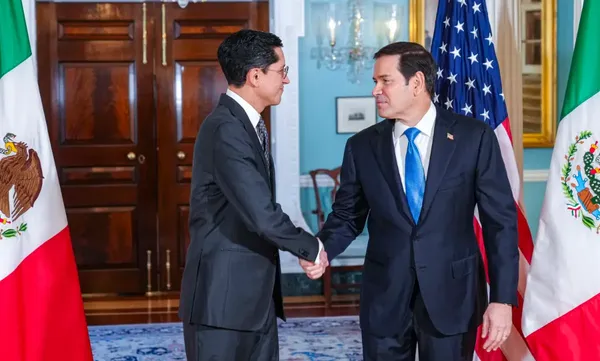 El secretario de Relaciones Exteriores de México, Roberto Velasco Álvarez, y el secretario de Estado de EE. UU., Marco Rubio, estrechan manos durante la fotografía oficial previa a su reunión bilateral a puerta cerrada en Washington D. C.
