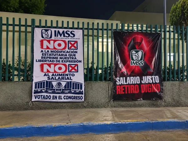 Lonas de protesta colocadas por trabajadores en las rejas del Hospital General de Zona 6 del IMSS