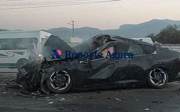 Rescatistas emplearon equipo hidráulico para liberar al conductor que quedó atrapado tras el colapso del tractocamión en la vía Pachuca–Actopan. Foto: Especial