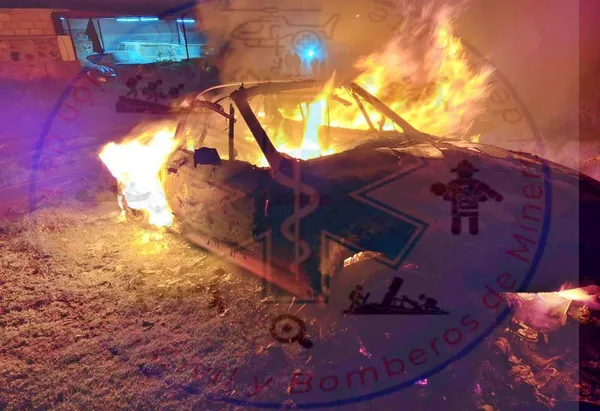 Auto en llamas sofocado por Bomberos en Mineral del Monte.