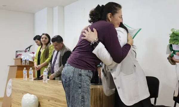 Autoridades y personal médico del Hospital General "Dra. Columba Rivera Osorio" rinden homenaje a las familias de los donantes que hicieron posible beneficiar a 65 pacientes con injertos de tejido en Hidalgo.