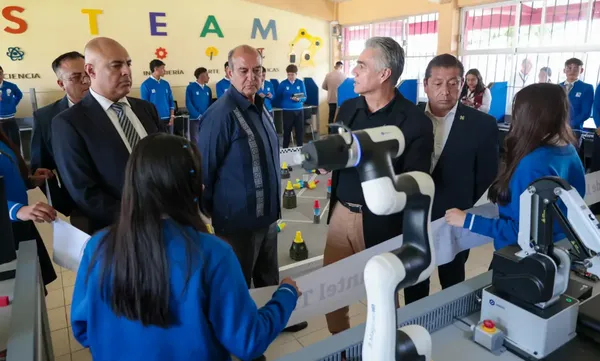 El titular de la SEPH, Natividad Castrejón Valdez, junto con autoridades estatales y municipales, durante la entrega del nuevo Laboratorio STEM y el anuncio de la ampliación de infraestructura educativa en el CECYTEH de Tizayuca.