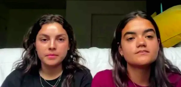 Silvana Garza Valdez y María Paula Zárate, las dos mexicanas de 19 años que salvaron a 20 niñas del campamento Mystic, en Texas. Foto: Foro TV N+