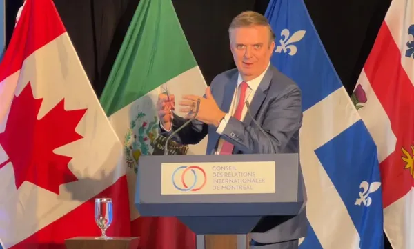 Marcelo Ebrard, secretario de Economía, durante la firma del memorando de entendimiento en Toronto para la nueva planta farmacéutica en Hidalgo. Foto: @m_ebrard
