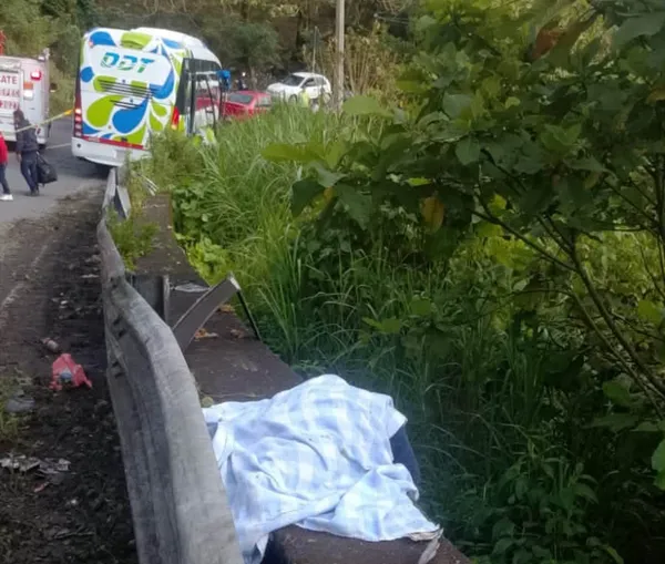 Autobús accidentado en la carretera Pachuca-Tuxpan, a la altura de Xicotepec, Puebla