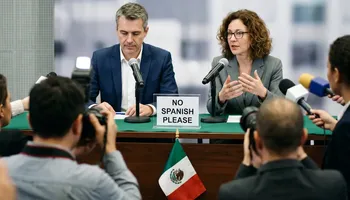 Periodistas hispanohablantes enfrentaron restricciones de la FIFA para formular preguntas en español durante el Mundial, desatando críticas de figuras como Thierry Henry. Foto: Imagen generada por IA con Gemini