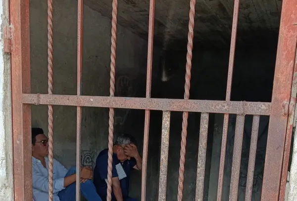 Dos funcionarios públicos y un contratista fueron retenidos en la cárcel comunitaria de Santa Cruz por las fallas que no han sido reparadas en la carretera estatal hacía Huejutla.