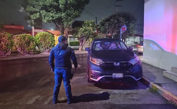 Camioneta Honda CR-V azul asegurada por policías en fraccionamiento Real de la Plata en Pachuca