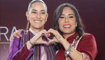 La senadora por Hidalgo, Simey Olvera Bautista, junto a la actriz e imitadora Tamara Henaine durante las actividades del informe regional en Ixmiquilpan, el pasado 25 de agosto.
