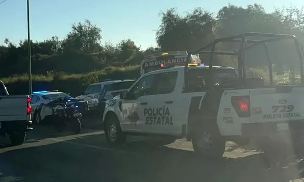 Agentes de seguridad y peritos acordonaron el área sobre el bulevar Nuevo Hidalgo tras el reporte del hallazgo.