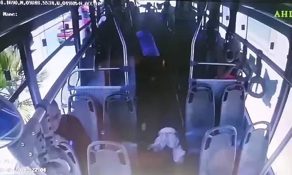 Una persona que viajaba en los últimos asientos de la unidad del Tuzobús resultó lesionada tras un frenado de emergencia provocado por un corte de circulación.