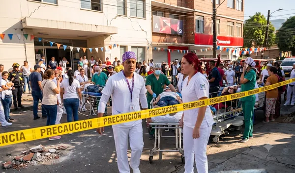 Pacientes evacuados de un hospital tras el terremoto en Cali, Colombia
