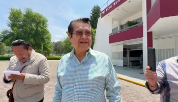 El secretario de Gobierno de Hidalgo, Guillermo Olivares Reyna, captado a su salida del Ayuntamiento de Tula de Allende.