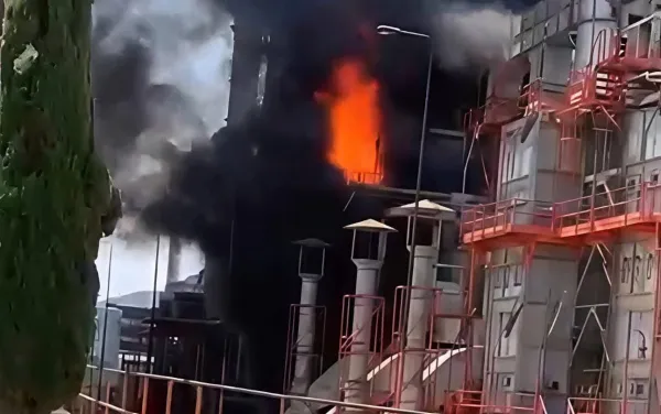 Columna de humo negro sobre la planta hidrodesulfuradora de la Refinería de Tula.