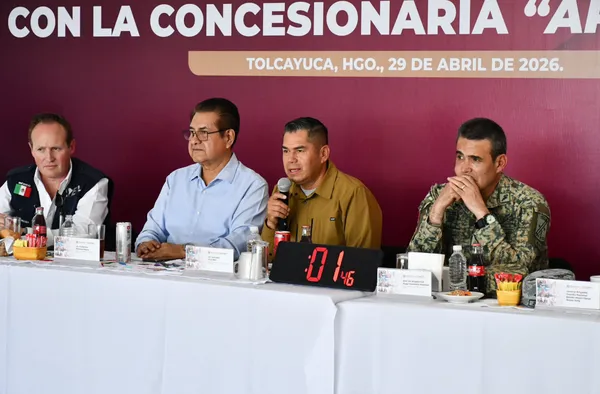 Santiago Córdoba, director de Operaciones de IDEAL, la concesionaria del Arco Norte; el secretario de Gobierno de Hidalgo, Guillermo Olivares Reyna; el titular de la SSPH, Salvador Cruz Neri; y el General de Brigada E. M. Hugo Humberto Pedroza, durante la mesa de Trabajo Interestatal. Foto: Cortesía