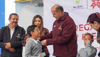 Natividad Castrejón Valdez, titular del IHE, encabezó la entrega de apoyos visuales del programa Ver Bien para Aprender Mejor en escuelas de Hidalgo, durante el ciclo escolar 2025-2026.