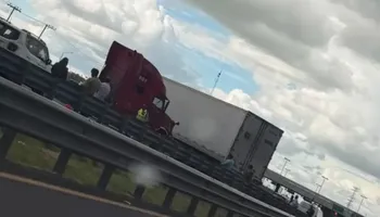 Tractocamión accidentado contra muro de contención en la autopista México-Pachuca