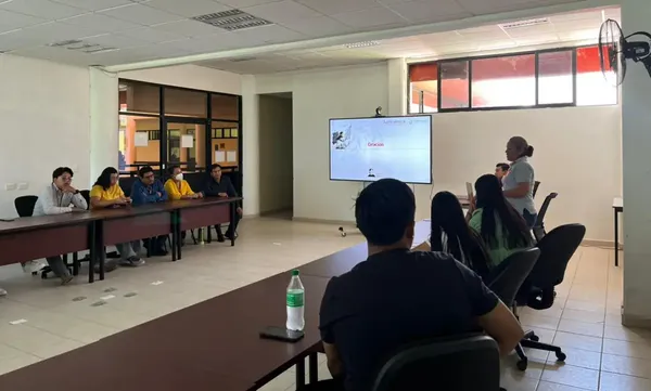 Expertos y autoridades de la UPFIM detallaron las medidas de prevención y atención de heridas en los animales para frenar la propagación de la plaga en la región de Metztitlán.