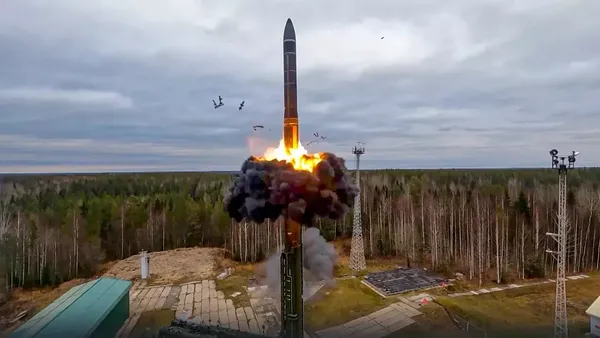 Rusia comenzó la producción de su nuevo misil hipersónico de alcance intermedio Oréshnik, informó el presidente Vladimir Putin.