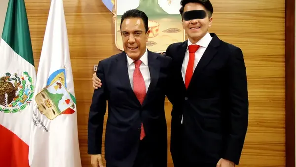 Imagen del 26 de julio de 2018, cuando el entonces gobernador de Hidalgo, Omar Fayad, nombró a César Román M. V. contralor del estado.