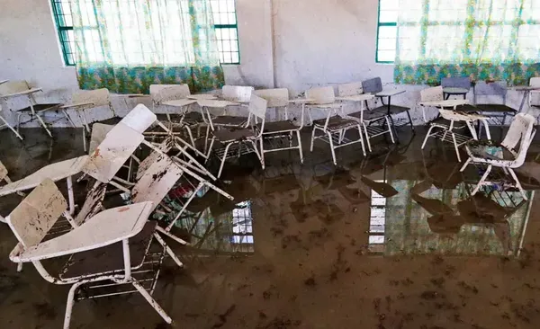 Escuela cerrada en Hidalgo tras suspensión de clases por lluvias.