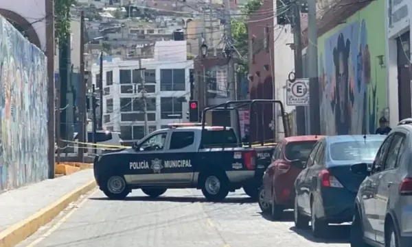 Elementos policiacos resguardaron la calle Ramos Arizpe, en el Centro de Pachuca, donde se hallaron al menos nueve casquillos percutidos tras el ataque armado.