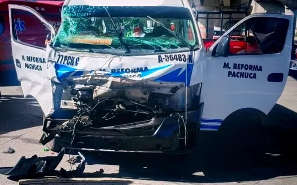 En la camioneta urvan de transporte público viajaban 10 pasajeros y el chofer quien quedó detenido junto con el conductor del tráiler.