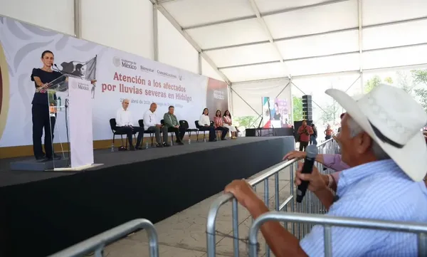 La presidenta Claudia Sheinbaum y el gobernador Julio Menchaca supervisan los planes de reconstrucción en la Sierra Otomí-Tepehua, donde se rehabilitarán más de 2 mil kilómetros de caminos. Foto: Gobierno de México
