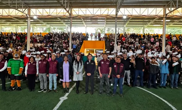 Estudiantes de la Universidad Tecnológica de la Sierra Hidalguense (UTSH) reciben el 100% de cobertura en becas federales, asegurando la continuidad de su formación profesional.