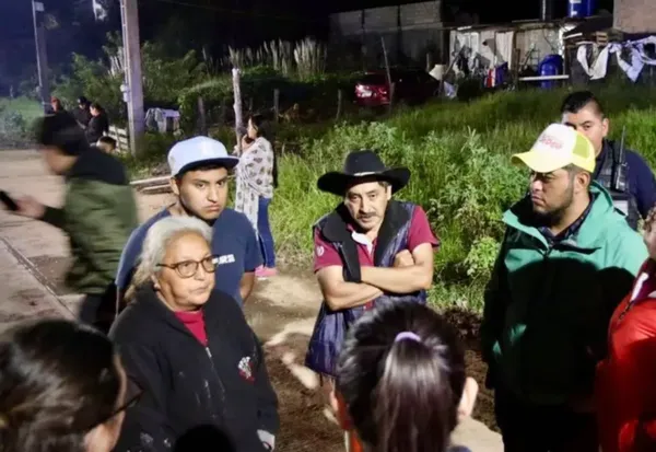 Vecinos de Tizapán en Zacualtipán, Hidalgo, trabajan entre lodo y escombros tras deslave por lluvias.