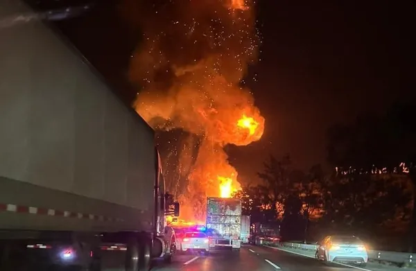 Explosión de pipa con gas LP provoca cierre de la autopista México-Querétaro en Tepeji del Río km 80.