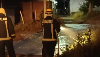 Elementos de Bomberos y Protección Civil acordonaron la calle Morelos en Xolostitla, Epazoyucan, tras controlar la fuga de hidrocarburo que obligó a evacuar seis viviendas.