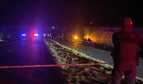Policía investiga hallazgo de cuerpos en puente y camioneta en Culiacán, Sinaloa.