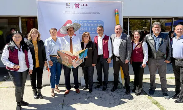Autoridades educativas y personal del IHE durante el acopio de los 5,932 libros reunidos en la cuarta edición del Kilómetro del Libro para bibliotecas escolares de Hidalgo.