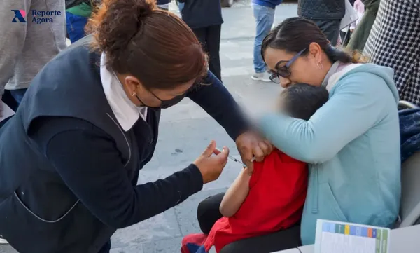 Protección al instante: Un menor recibe la dosis contra el sarampión en un módulo de salud. La vacunación es la medida más efectiva para prevenir complicaciones graves y brotes comunitarios. Foto: Cortesía