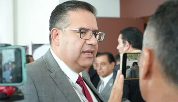 Jorge Valverde Islas, titular de la ASEH, durante entrevista sobre la entrega-recepción municipal