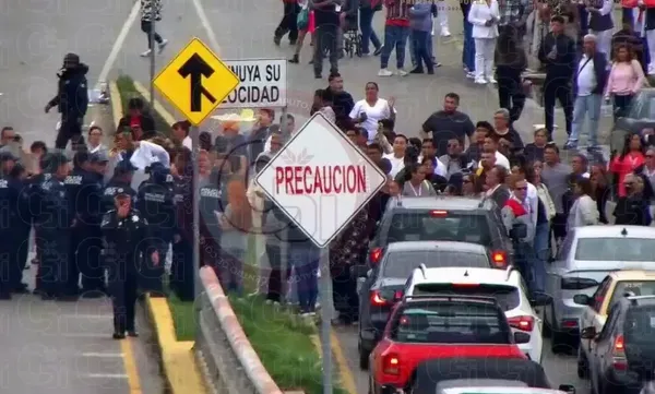 Autoridades del Hospital General del ISSSTE en Pachuca, Hidalgo, acordaron mesas de trabajo y el pago de la mensualidad de mayo tras la protesta de los trabajadores que terminó en enfrentamiento con policías. Foto: SSPH