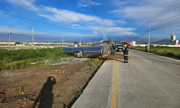 Cuerpos de emergencia resguardan el bulevar Las Torres tras la volcadura de una pipa de doble remolque que transportaba carga de grado alimenticio. Foto: SSPH
